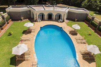 Sovereign Suites Swimming Pool Weddings